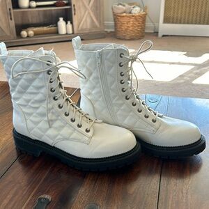 White lace up and side zipper lug boot.